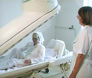 Пациент размещается в барокамере в Центре лазерной медицины в Краснодаре